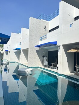 mona lisa pool villa