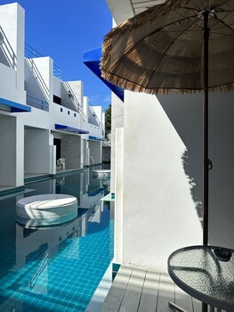 mona lisa pool villa