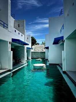 mona lisa pool villa