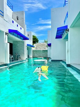 mona lisa pool villa