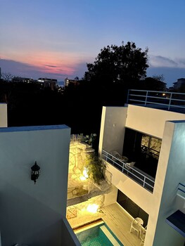 mona lisa pool villa