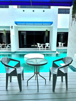 mona lisa pool villa