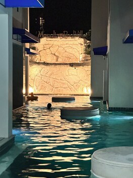 mona lisa pool villa