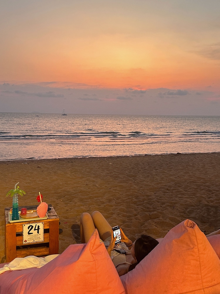 mona lisa pool villa