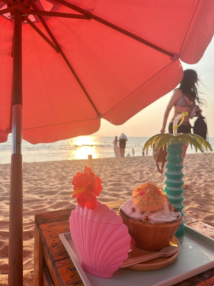 mona lisa pool villa