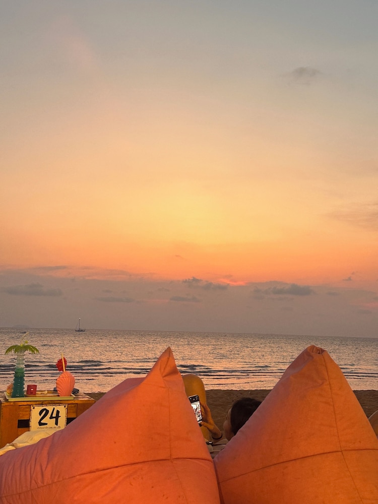 mona lisa pool villa