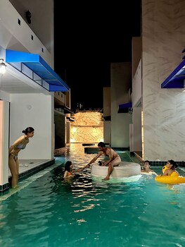 mona lisa pool villa