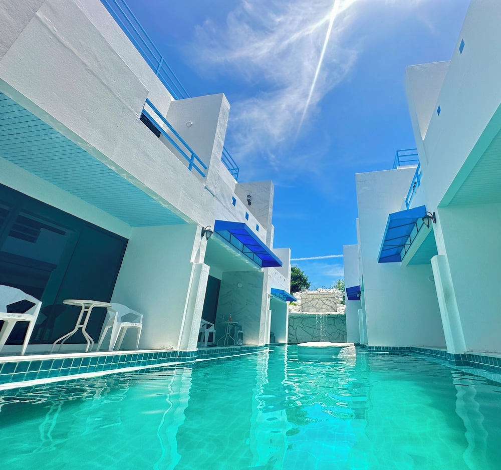 mona lisa pool villa