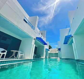 mona lisa pool villa