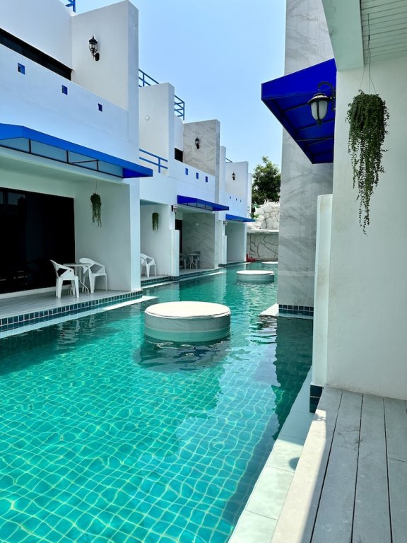 mona lisa pool villa