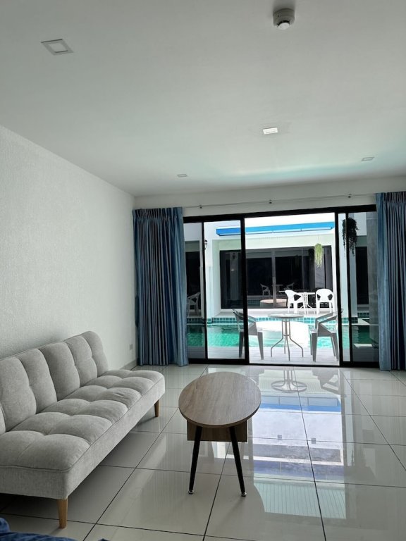 mona lisa pool villa