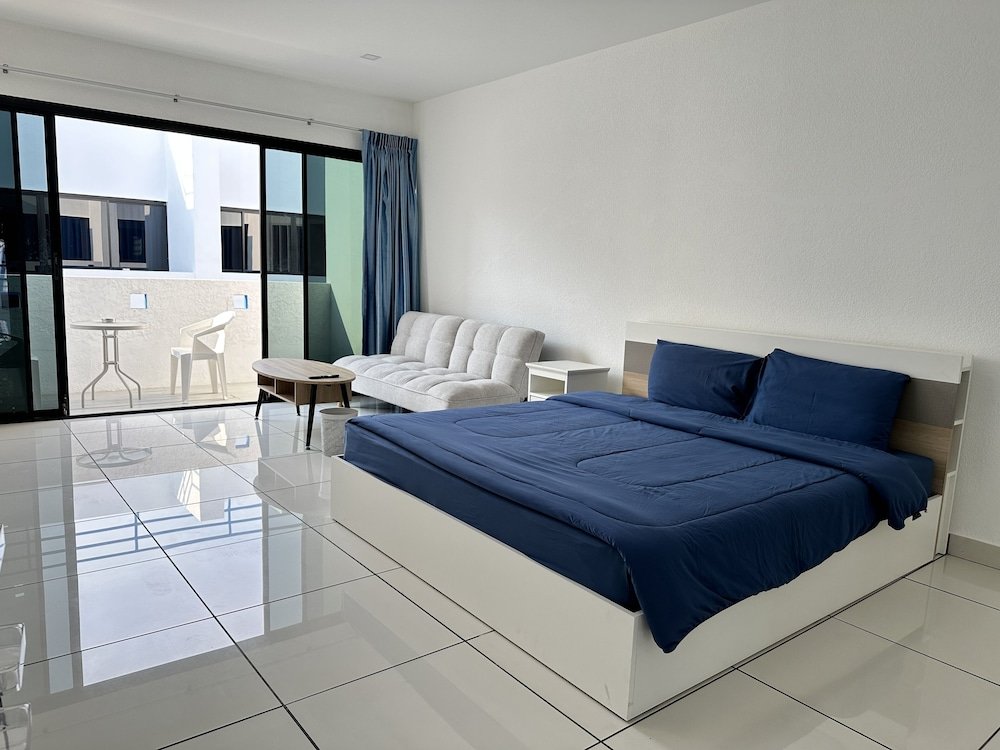 mona lisa pool villa