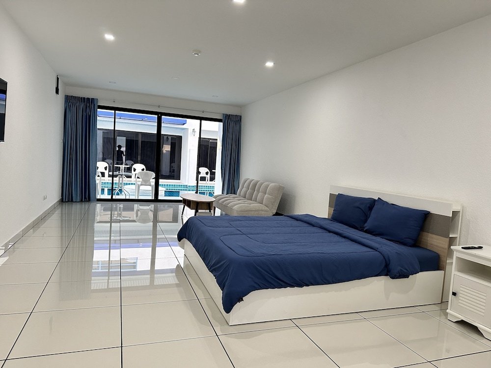 mona lisa pool villa