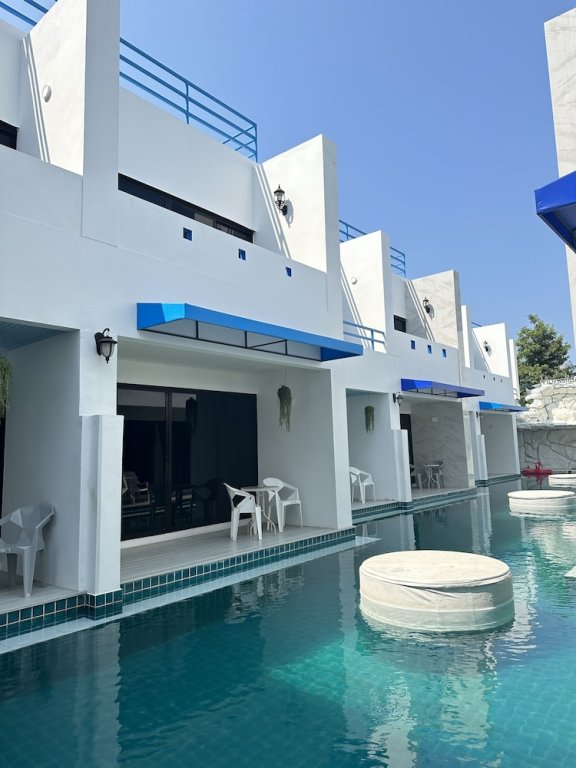 mona lisa pool villa