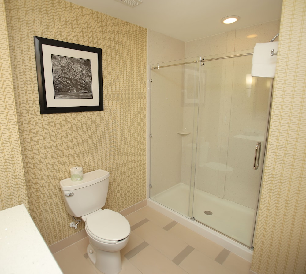 holiday inn express and suites southport oak islan
