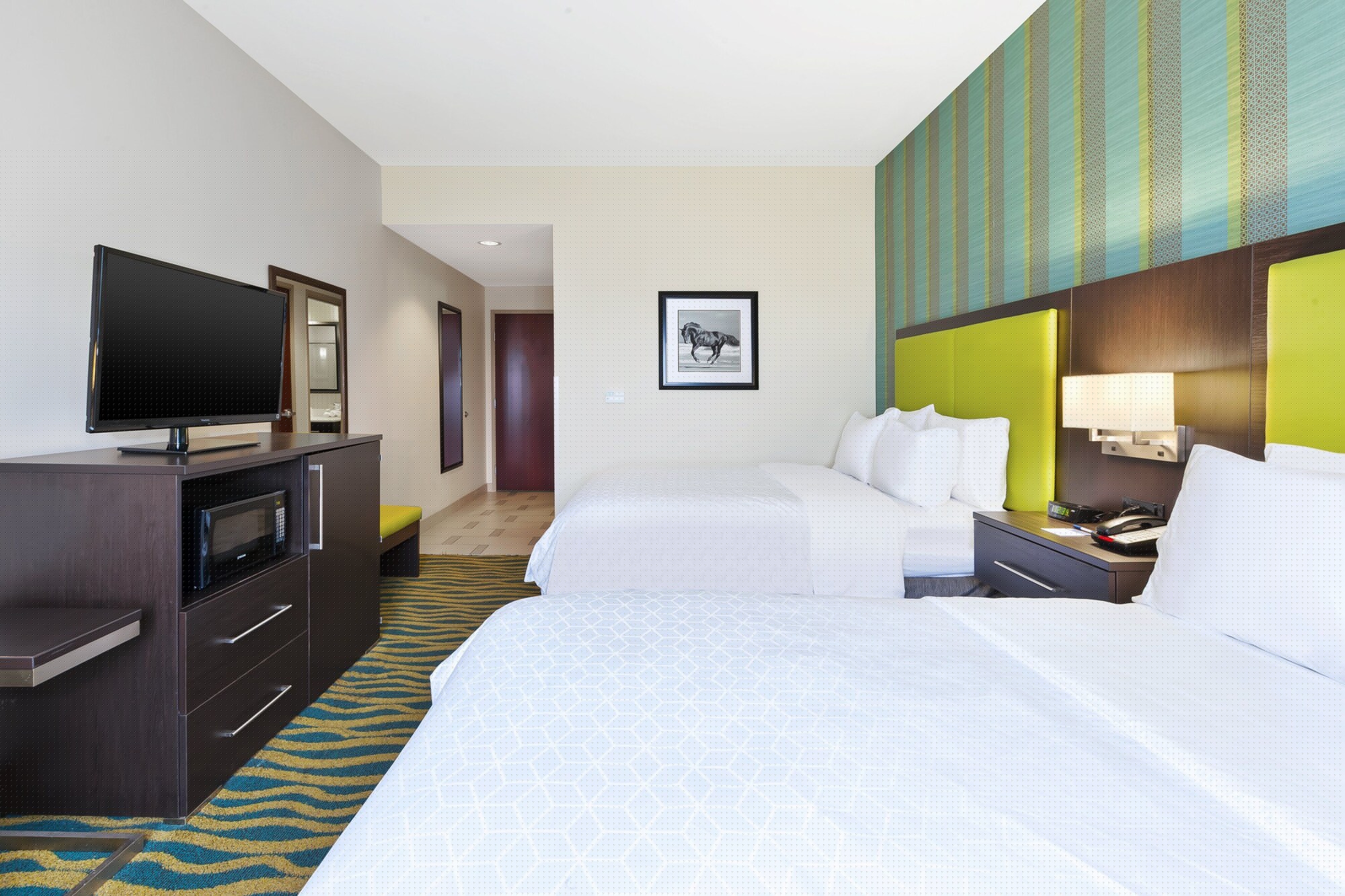 holiday inn express and suites southport oak islan