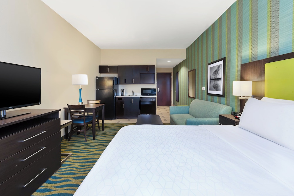 holiday inn express and suites southport oak islan