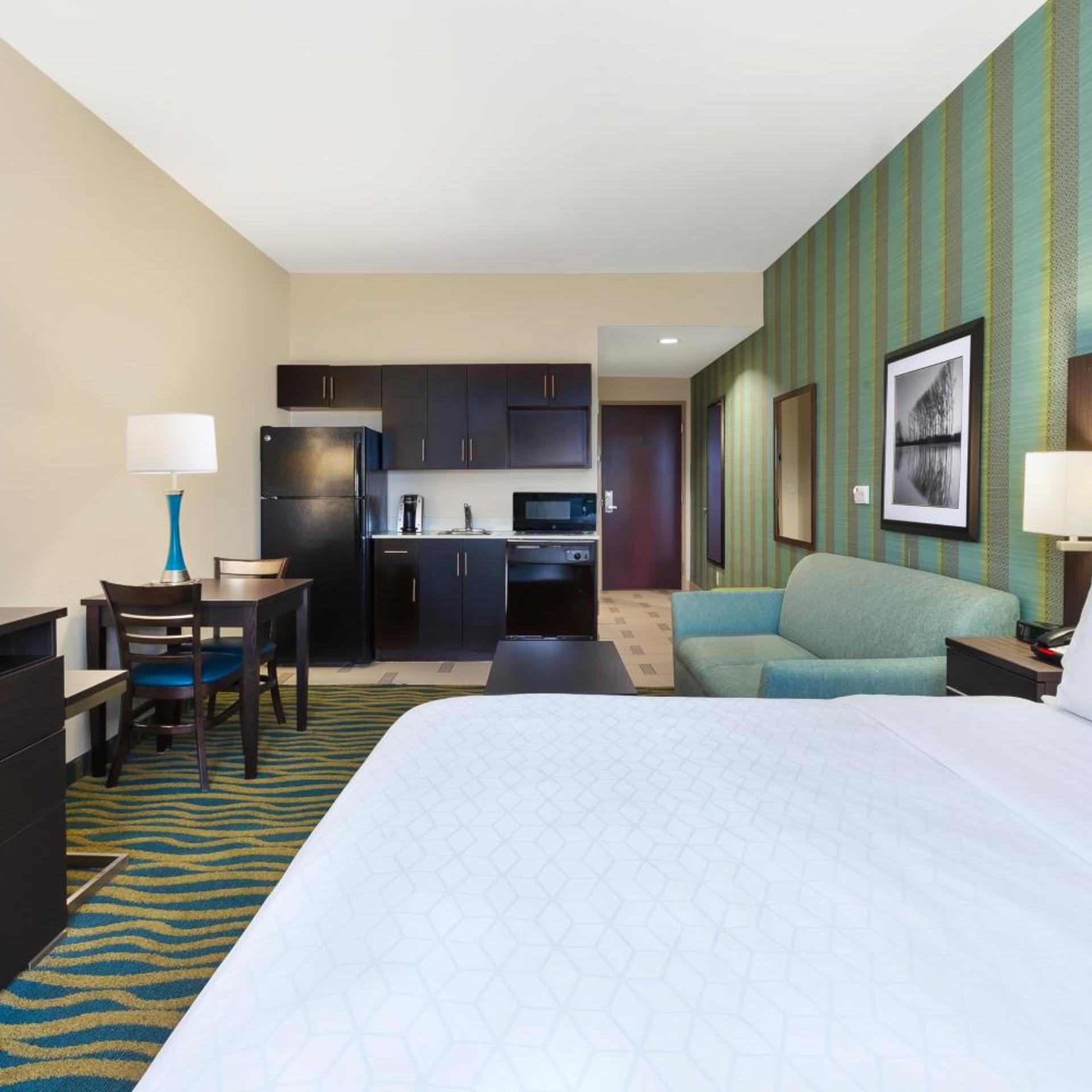 holiday inn express and suites southport oak islan
