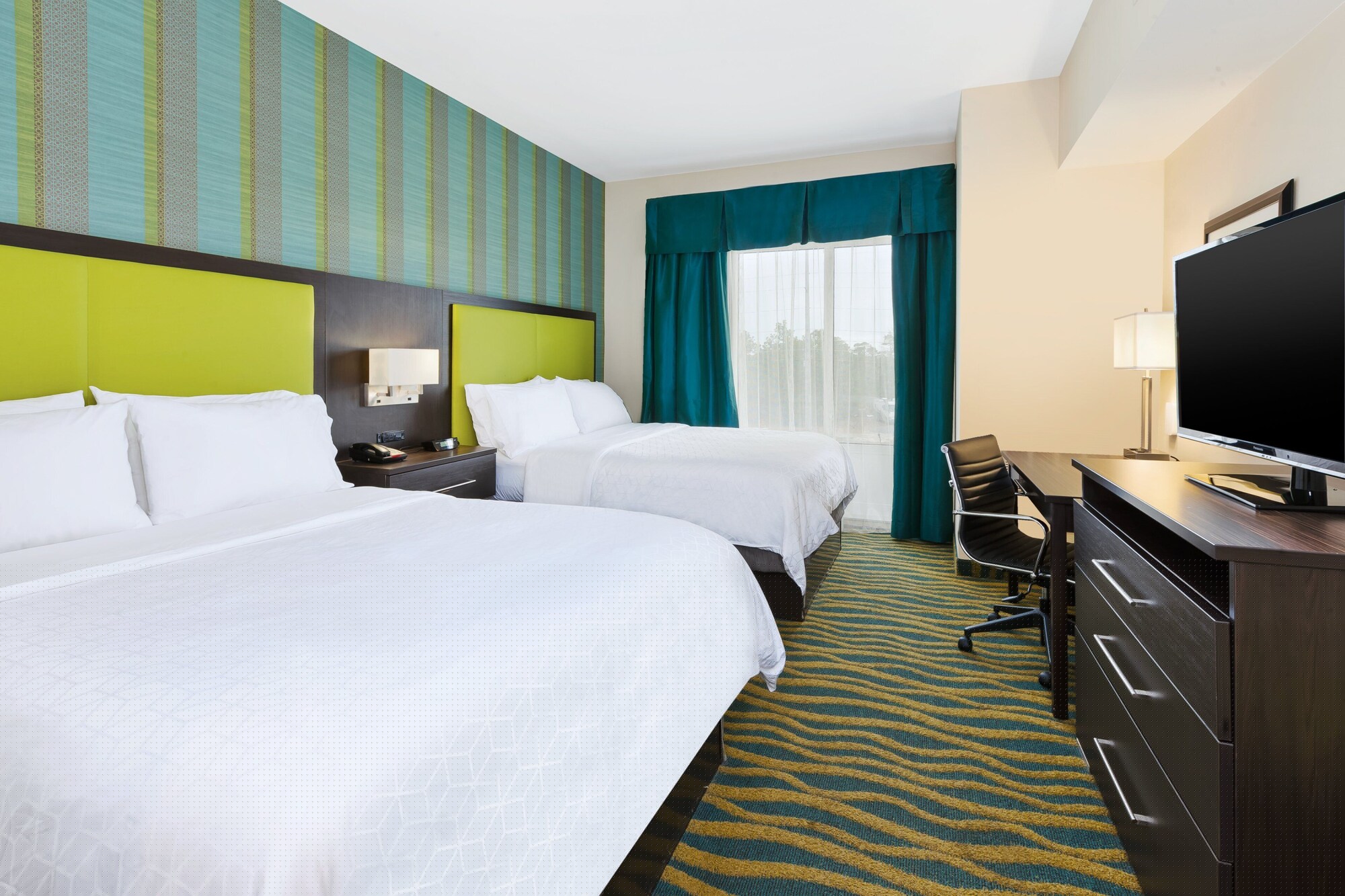 holiday inn express and suites southport oak islan