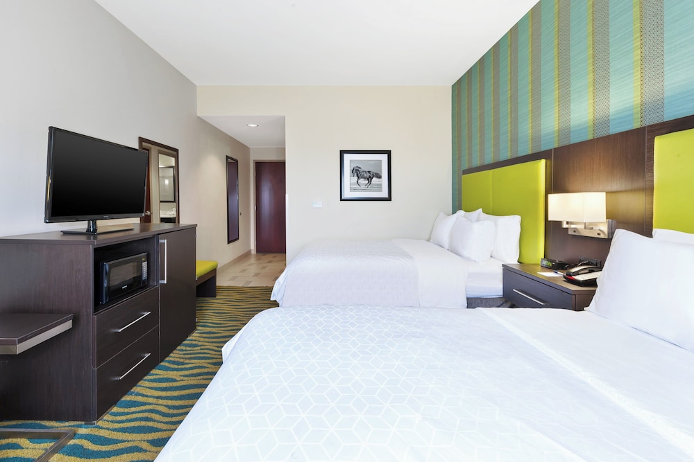 holiday inn express and suites southport oak islan