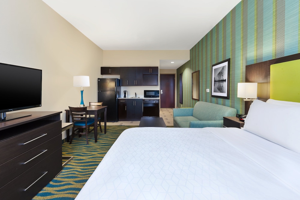 holiday inn express and suites southport oak islan