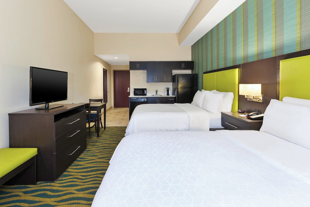 holiday inn express and suites southport oak islan
