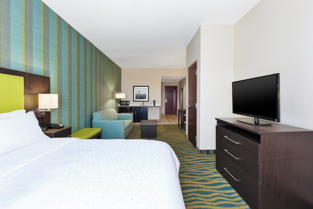 holiday inn express and suites southport oak islan