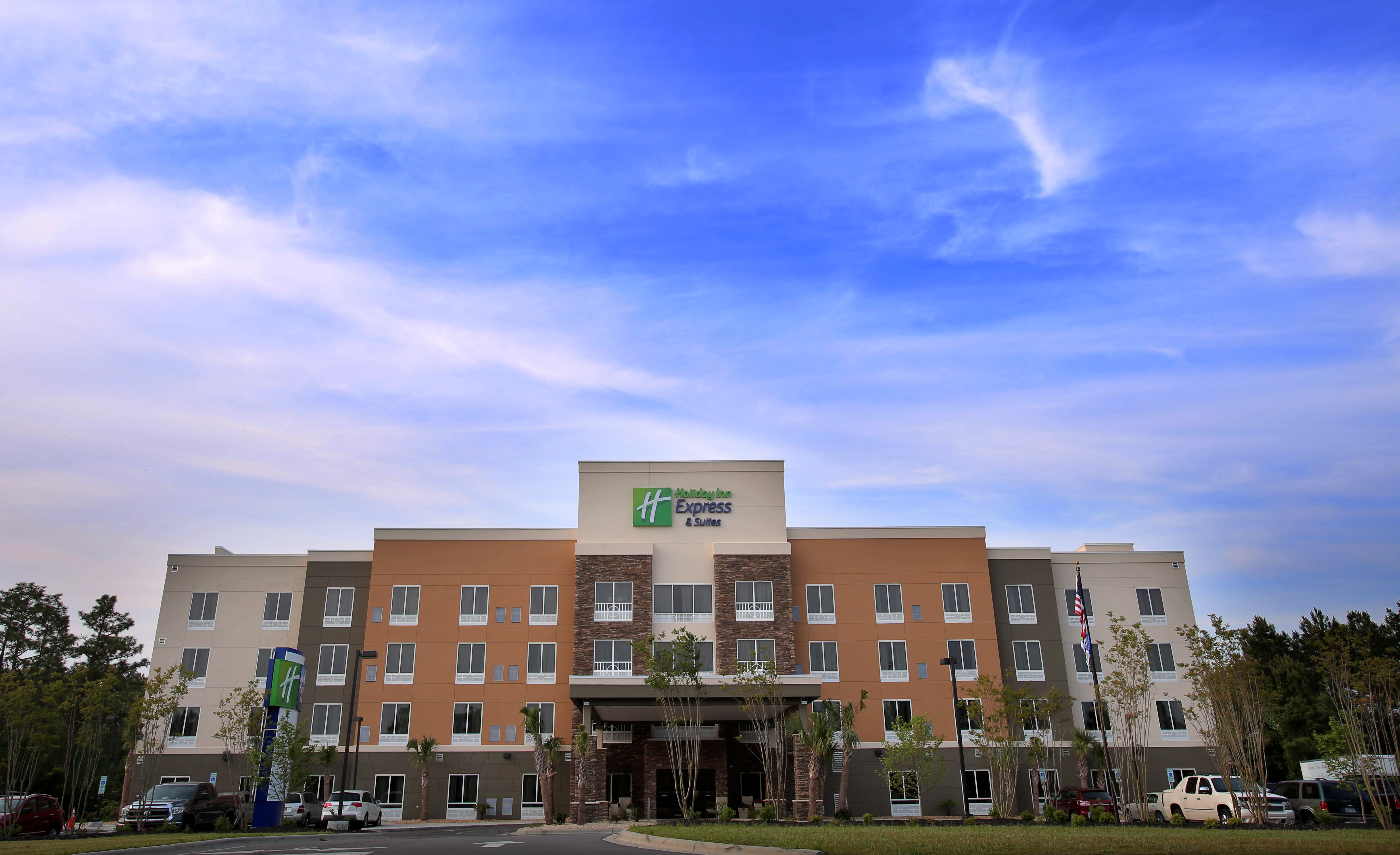 holiday inn express and suites southport oak islan