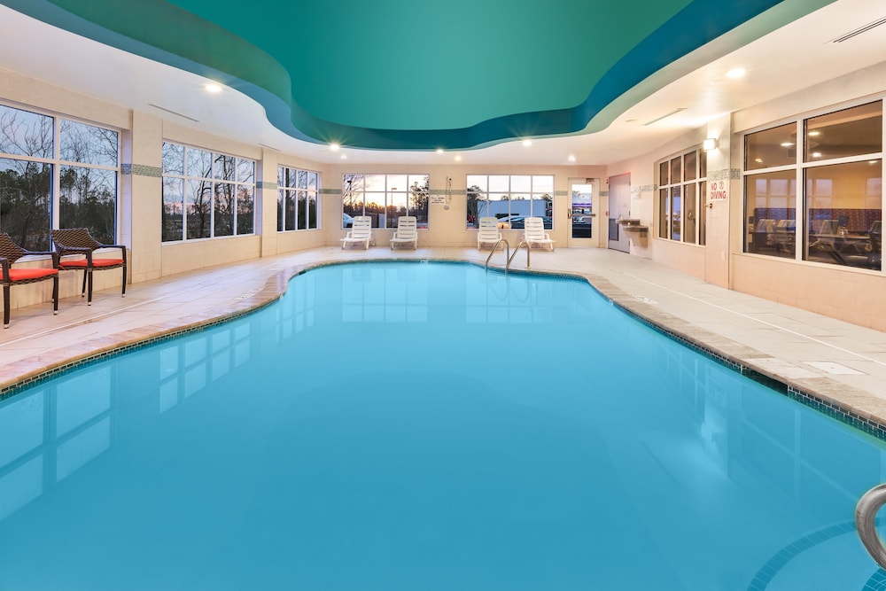 holiday inn express and suites southport oak islan