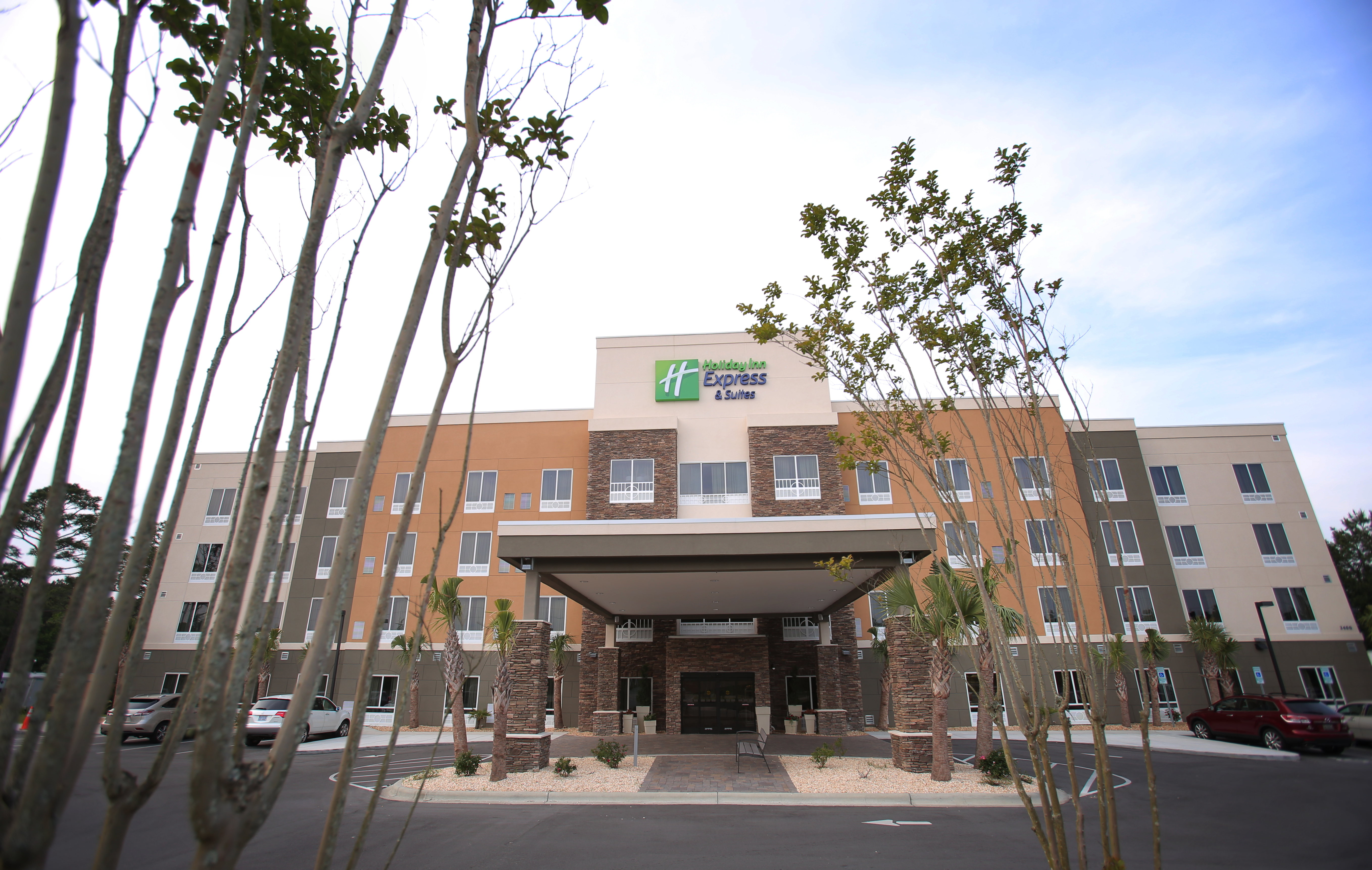 holiday inn express and suites southport oak islan