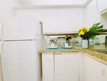 coco palms apartments by lowkl