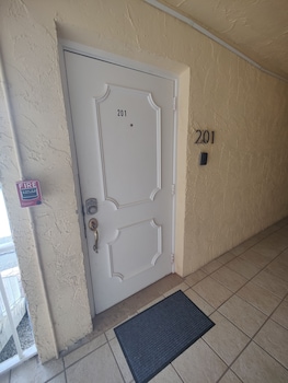 coco palms apartments by lowkl