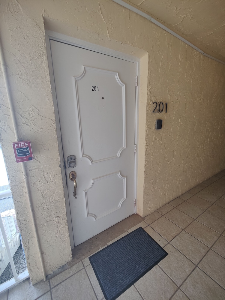 coco palms apartments by lowkl