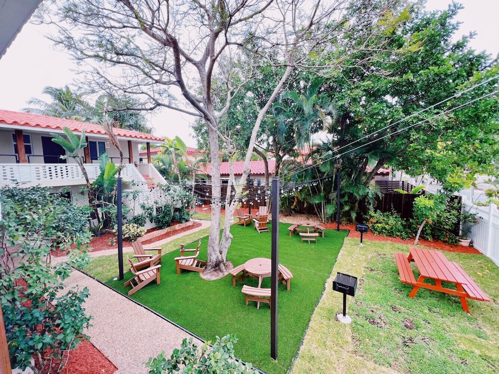 the leeward apartments by lowkl