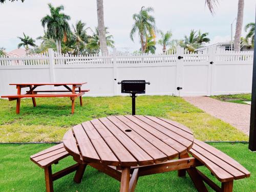 the leeward apartments by lowkl