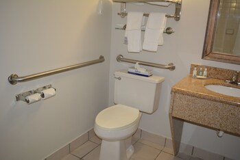 quality inn and suites east syracuse carrier circle