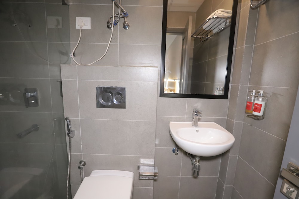 qotel hotel la serene gagan vihar