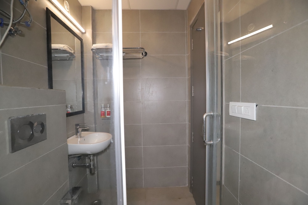 qotel hotel la serene gagan vihar