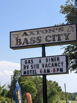 axtons bass city resort