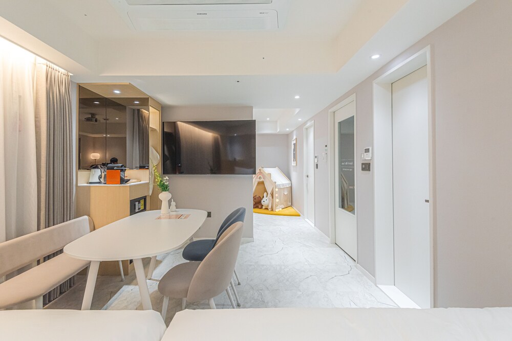 asherah villard aqua business hotel