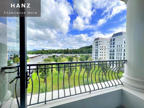 hanz monstera hotel grand world