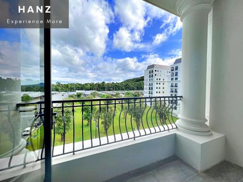 hanz monstera hotel grand world