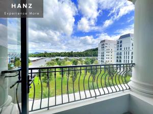 hanz monstera hotel grand world