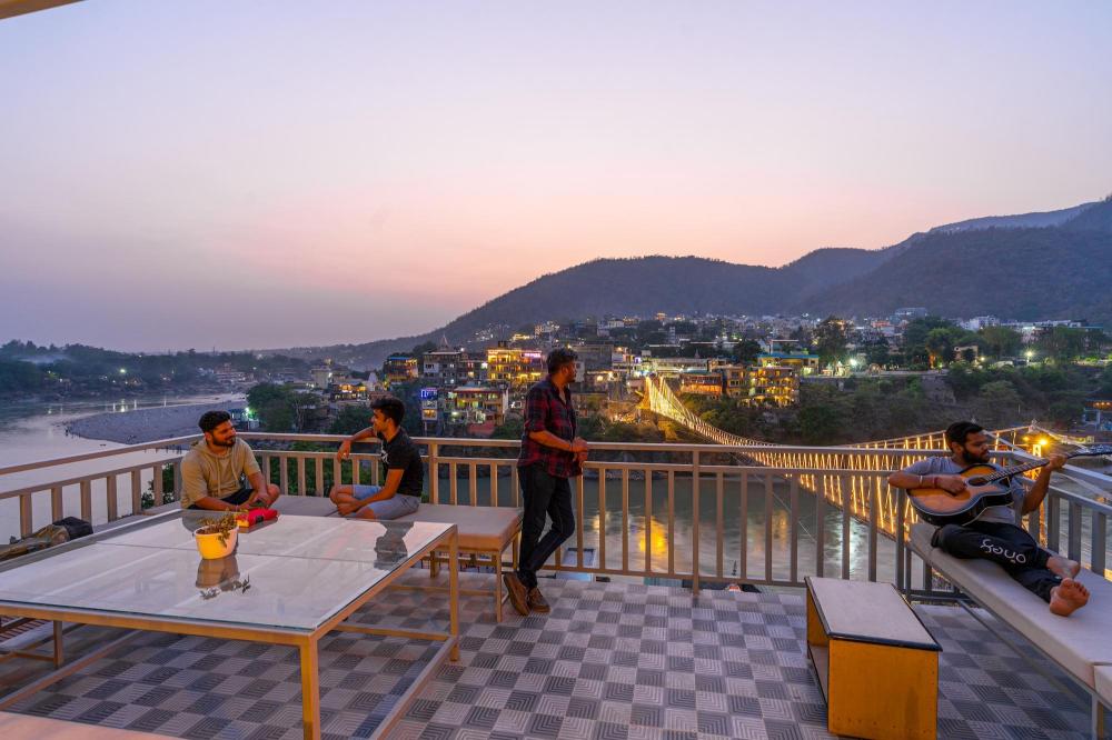 madpackers rishikesh laxman jhula