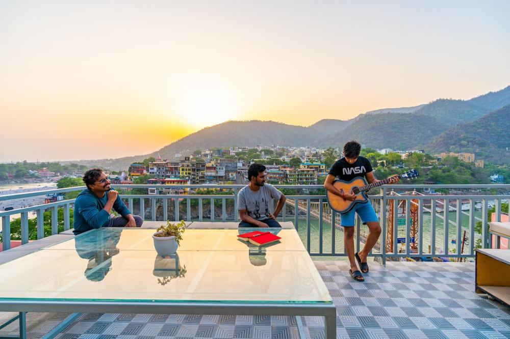 madpackers rishikesh laxman jhula