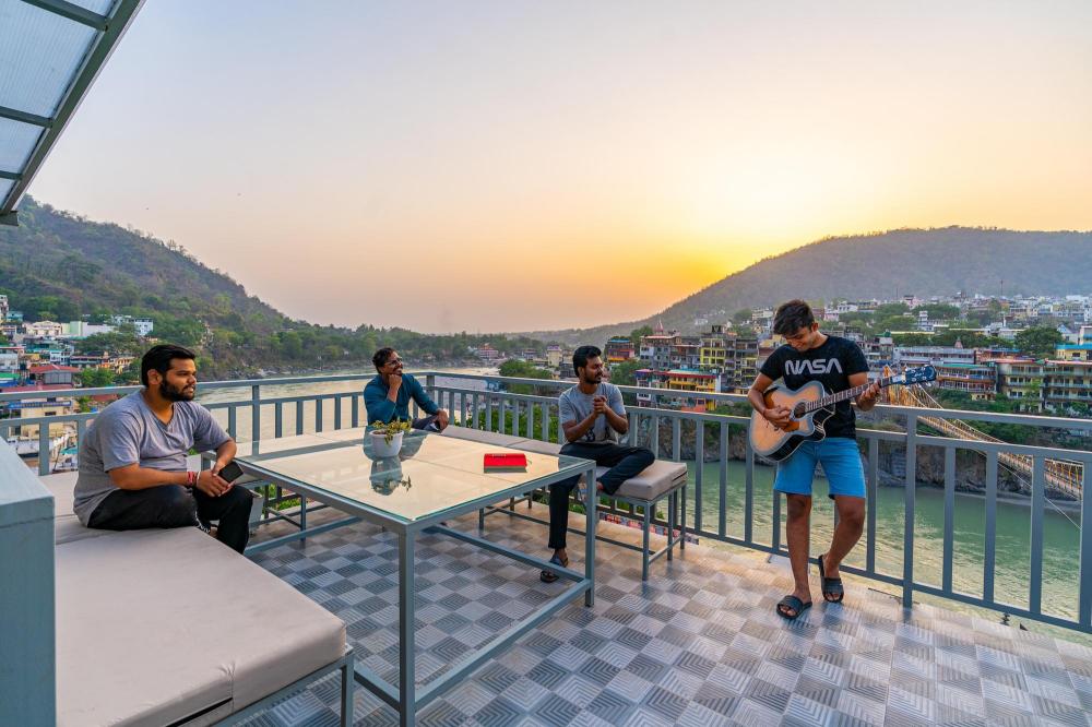 madpackers rishikesh laxman jhula