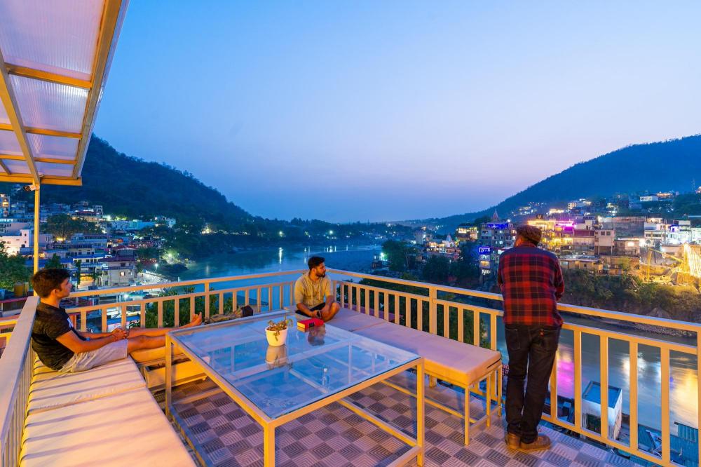 madpackers rishikesh laxman jhula