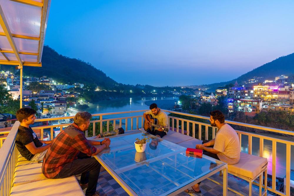 madpackers rishikesh laxman jhula