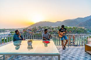 madpackers rishikesh laxman jhula