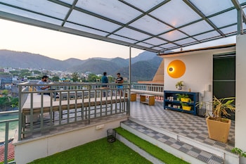 madpackers rishikesh laxman jhula